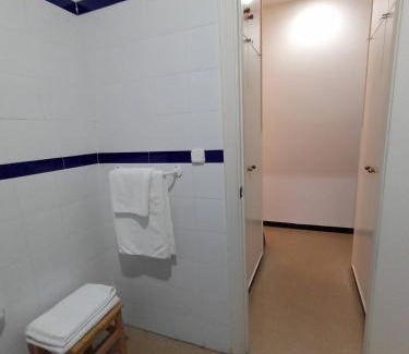 Cabeza la Vaca House | Hostal 2 estrellas -Restaurante Las Tres Encinas EN EL CENTRO DEL PUEBLO