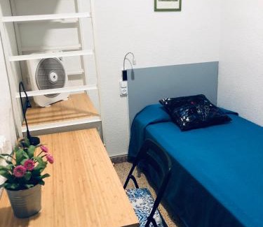 El Prat de Llobregat House | Hostal Carlos III