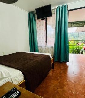 Nuevo Arenal Hotel | Hostal Nuevo Arenal downtown, private rooms with bathroom