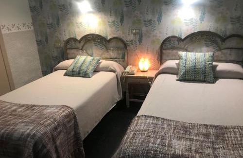 Barbastro House | Hostal Pirineos