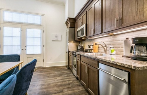 Central Business District Condo | Hosteeva | 2BR Condo in the Heart of NOLA & Blocks to Bourbon St