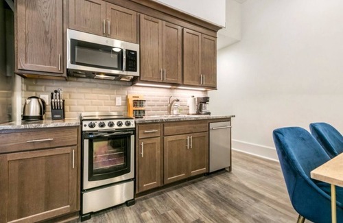 Central Business District Condo | Hosteeva | 2BR Condo in the Heart of NOLA & Blocks to Bourbon St