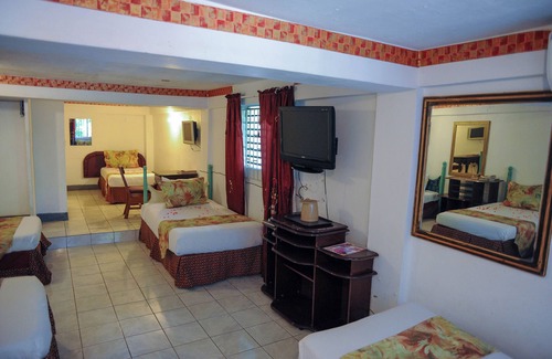 Montego Bay Hotel | Hostel room 6 beds at Hotel Glorianna