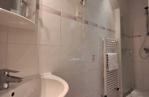 Lamorlaye Hotel | Hostellerie Du Lys - Hôtel & Restaurant