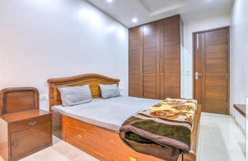 Kalkaji Apartment | Hostmystay-3bhk Nehru place! Park