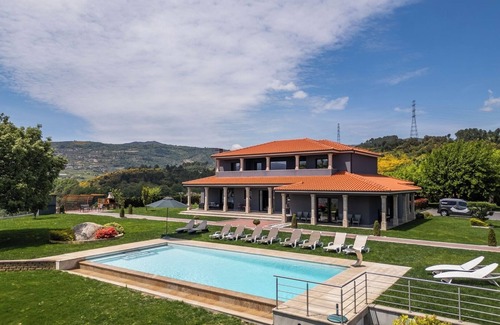 Miguas House | HostWise – Douro View Villa w/10 Suites and Pool