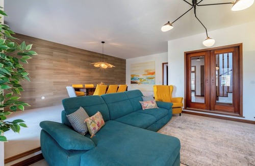 Vila Cha House | HostWise - Beach Villa with Jacuzzi and Garage