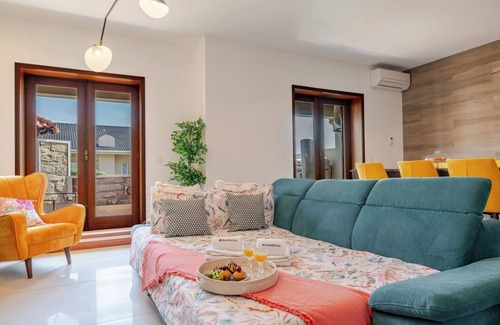 Vila Cha House | HostWise - Beach Villa with Jacuzzi and Garage