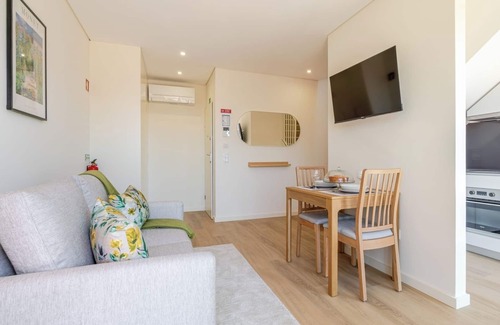 Bonfim House | HostWise - Lovely Building w/Balcony