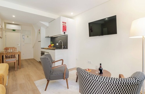 Bonfim House | HostWise - Lovely Building w/Balcony