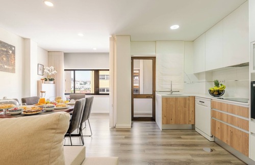 Ermesinde Apartment | HostWise - Spacious and Stylish Flat with Garage