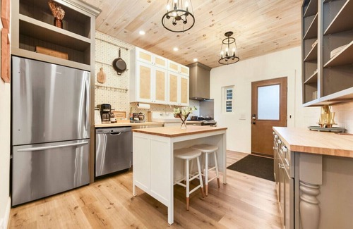 Lawrenceville House | ★ HostWise Stays ★ Designer's Dream - Parking - Soaker Tub, Location!