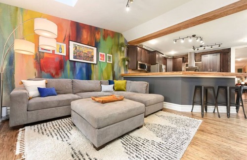 South Side Flats House | ★ HostWise Stays ★ King Beds, Driveway, Fire Pit, EV Charger!