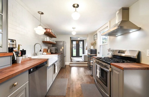 Central Northside House | ★ HostWise Stays ★ Off-Street Parking, King Bed, Amazing War Streets!