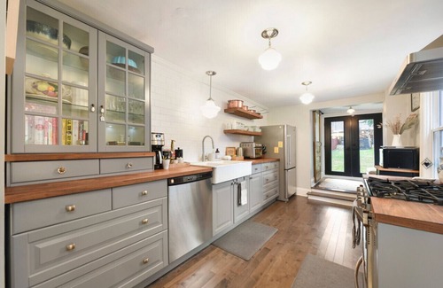 Central Northside House | ★ HostWise Stays ★ Off-Street Parking, King Bed, Amazing War Streets!