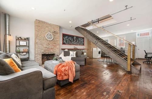 East Allegheny House | HostWise Stays - The "Row" House - Beautiful Space, Two King Beds