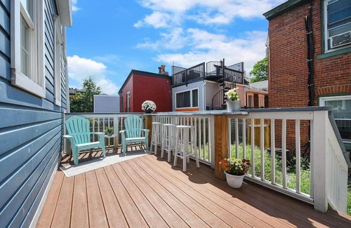 East Allegheny House | HostWise Stays - The "Row" House - Beautiful Space, Two King Beds