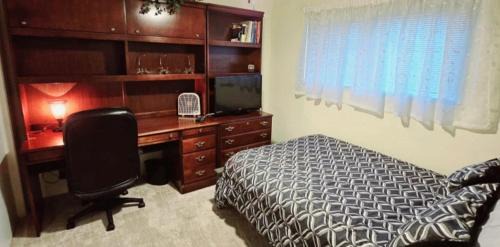 Taylor Ranch House | Hot Air Balloon Haven, King Bed, Office, Foosball, Crib
