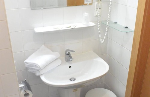 Elisabeth-Vorstadt Bed & Breakfast | HOT DEAL double room non refundable rate - Adlerhof, Pension
