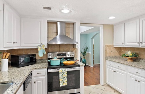 North Raleigh House | Hot Deal – Save 25% | Sleeps 9 w/Fire Pit + Games