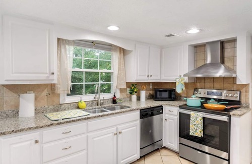 North Raleigh House | Hot Deal – Save 25% | Sleeps 9 w/Fire Pit + Games