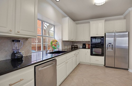 Austin House | Hot Outdoor Spa, Beautiful 5-bedroom home, Private Green belt backyard