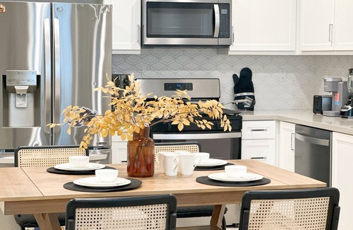 Ontario House | Hot pool comfort 3 bedroom and 3 bath Villa close to Ontario airport