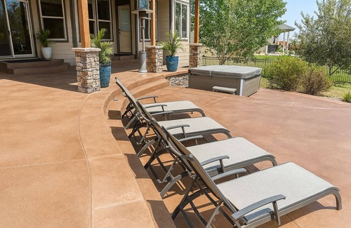 Billings House | Hot Tub + 1,600 sq ft Golf-Course Patio Game Room & Luxury Living