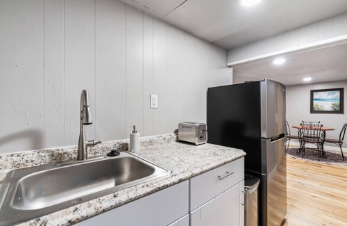 Holbrook Park Apartment | Hot Tub! 10 Min to RED ROCKS + Downtown!