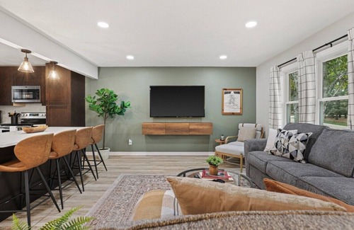 Token Creek House | HOT TUB - 20 min to Capitol - KING Bed - Fireplace