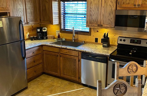 Smithville Cabin | Hot tub! 25-30 Minutes N of Broken Bow Lake! River View. High Speed Fiber Wifi!
