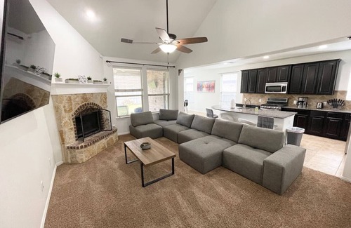 Little Elm House | Hot Tub 4BR Home - Huge Backyard, Game Room, Porch