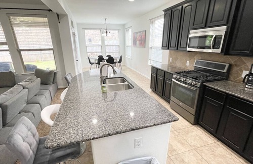 Little Elm House | Hot Tub 4BR Home - Huge Backyard, Game Room, Porch