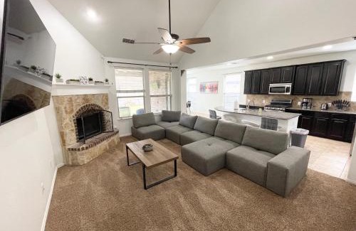 Little Elm House | Hot Tub 4BR Home - Huge Backyard, Game Room, Porch