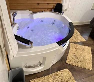 Moorhead Apartment | Hot Tub 5 beds