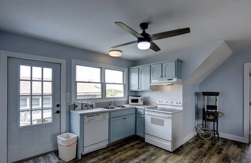 Hatteras House | Hot Tub/5 BR/4.5 Bath/Steps to the beach