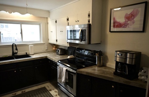 Proctorsville House | Hot Tub - 7 bedrooms - 5 minutes from Okemo Ski - enchanting 200 year old VT inn