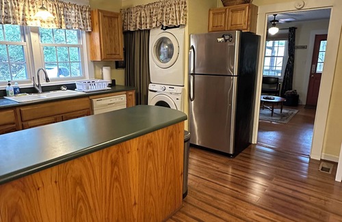 Swannanoa Cabin | Hot Tub A/C Smart TV WIFI Pet Friendly - Brett's Falling Waters Cabin