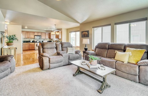 Oregon Water Wonderland House | Hot Tub, Air Hockey, Foosball, Deck Lounge | Near Sunriver & Mt. Bachelor Skiing