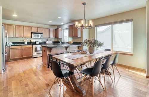Oregon Water Wonderland House | Hot Tub, Air Hockey, Foosball, Deck Lounge | Near Sunriver & Mt. Bachelor Skiing