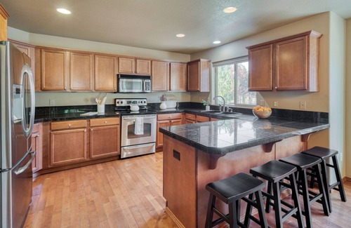 Oregon Water Wonderland House | Hot Tub, Air Hockey, Foosball, Deck Lounge | Near Sunriver & Mt. Bachelor Skiing