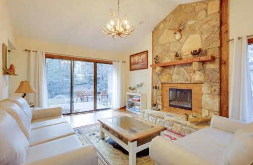 Gatlinburg - Pigeon Forge House | Hot Tub and Creek Gatlinburg Group Getaway!