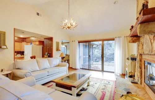 Gatlinburg - Pigeon Forge House | Hot Tub and Creek Gatlinburg Group Getaway!