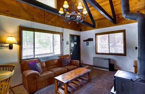 Big Bear City House | Hot Tub and Deck Big Bear City Cabin Near Skiing