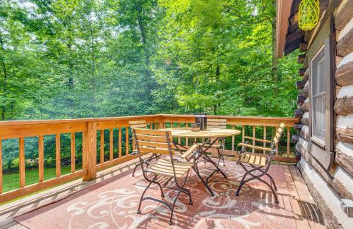 Nineveh House | Hot Tub and Deck Cabin Hideaway in Brown County
