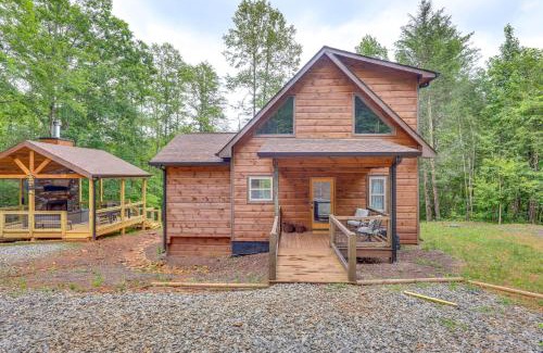 McCaysville House | Hot Tub and Deck Riverfront McCaysville Cabin!