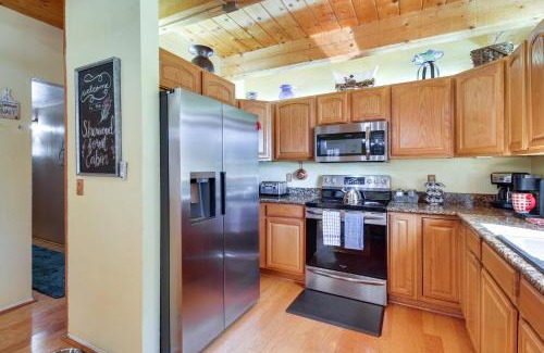 Pinetop-Lakeside House | Hot Tub and Decks Sherwood Forest Cabin
