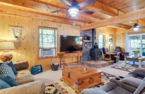 Pinetop-Lakeside House | Hot Tub and Decks Sherwood Forest Cabin