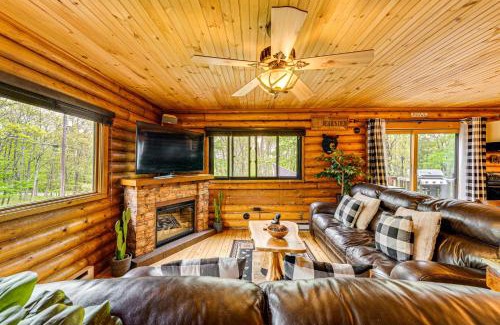 Mount Pocahontas House | Hot Tub and Fire Pit Albrightsville Log Cabin!
