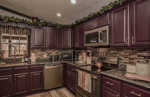 Sevierville Cottage | Hot Tub and Fire Pit, Conveniently Situated betwee